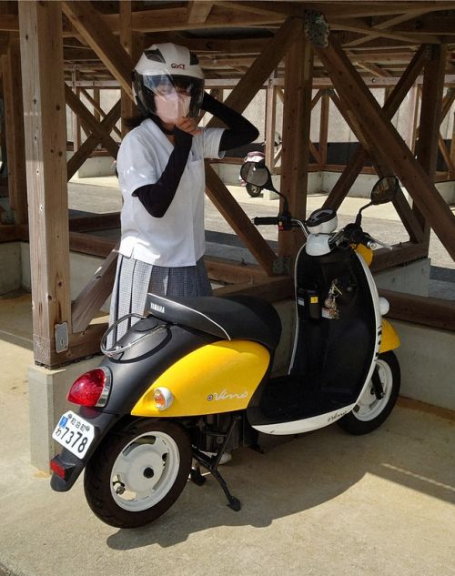 học sinh chạy xe máy điện 1